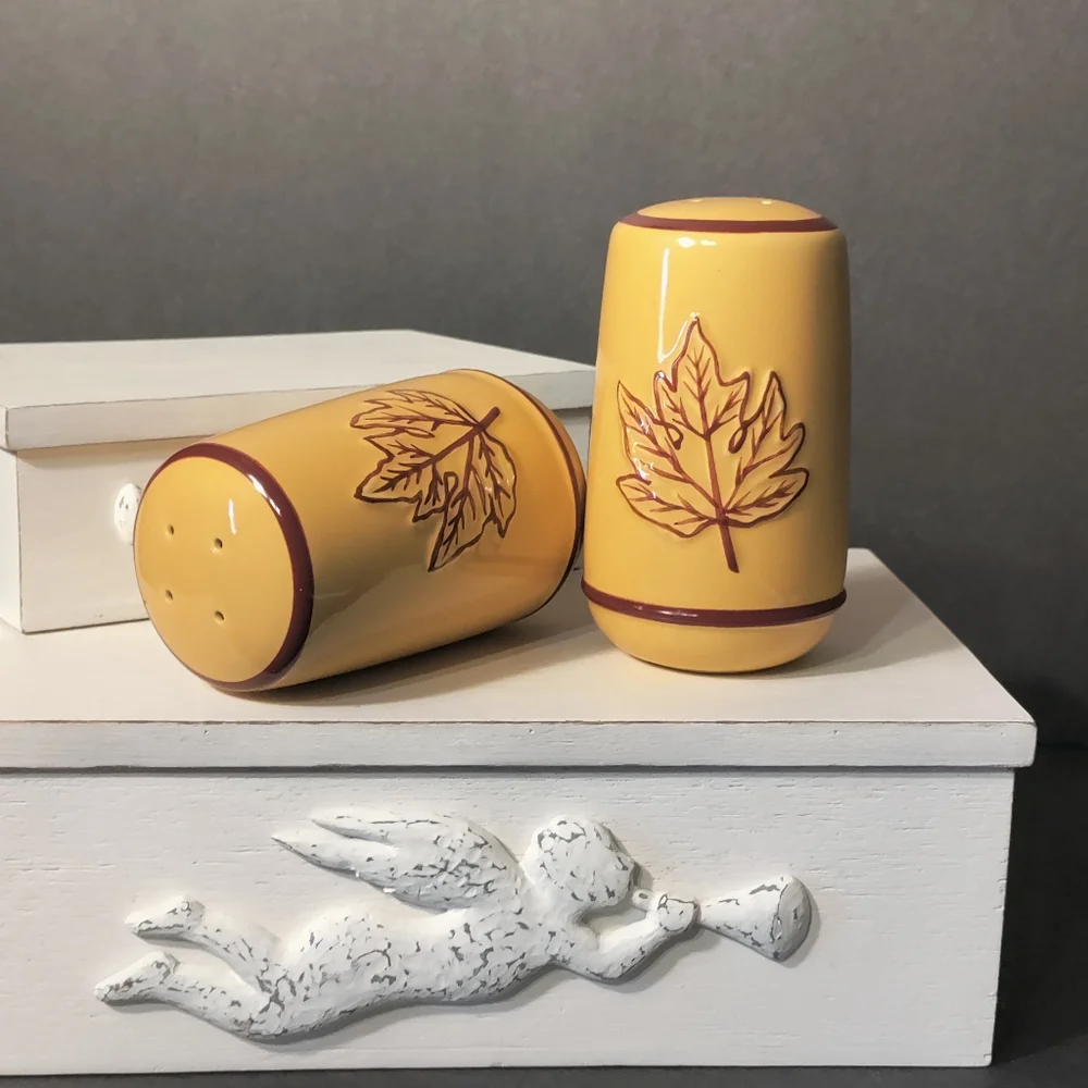 MAPLE LEAF SALT & PEPPER SHAKERS⭐